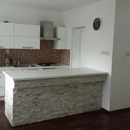 3 Izbovy Apartman Pre 4 Osoby V Centre Senca Apartmán *