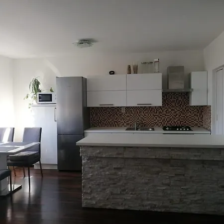 3 Izbovy Apartman Pre 4 Osoby V Centre Senca Apartment Senec