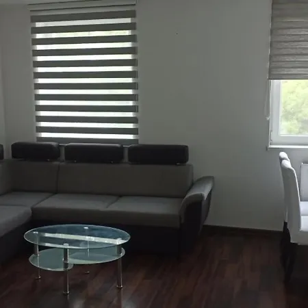 3 Izbovy Apartman Pre 4 Osoby V Centre Senca Senec
